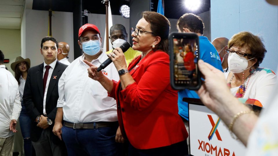 Esposa de Zelaya lidera apuração na eleição presidencial em Honduras Em discurso na noite de domingo, Xiomara Castro já se declarou vencedora