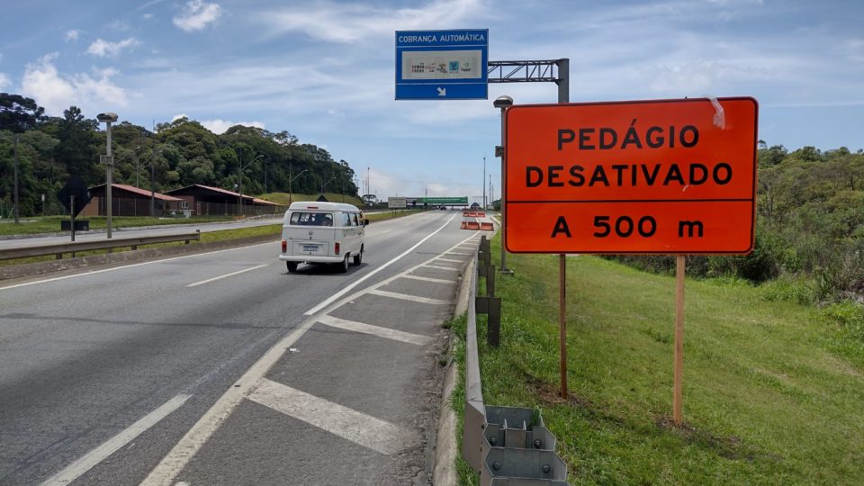 Acordo da Caminhos do Paraná com governo envolve acesso a dinheiro bloqueado; entenda Sinalização nas rodovias indica o fim da cobrança de pedágio.