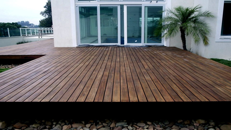 Manutenção simples e instalação rápida fazem do deck de madeira uma excelente opção para projetos de decoração de áreas externas e internas.