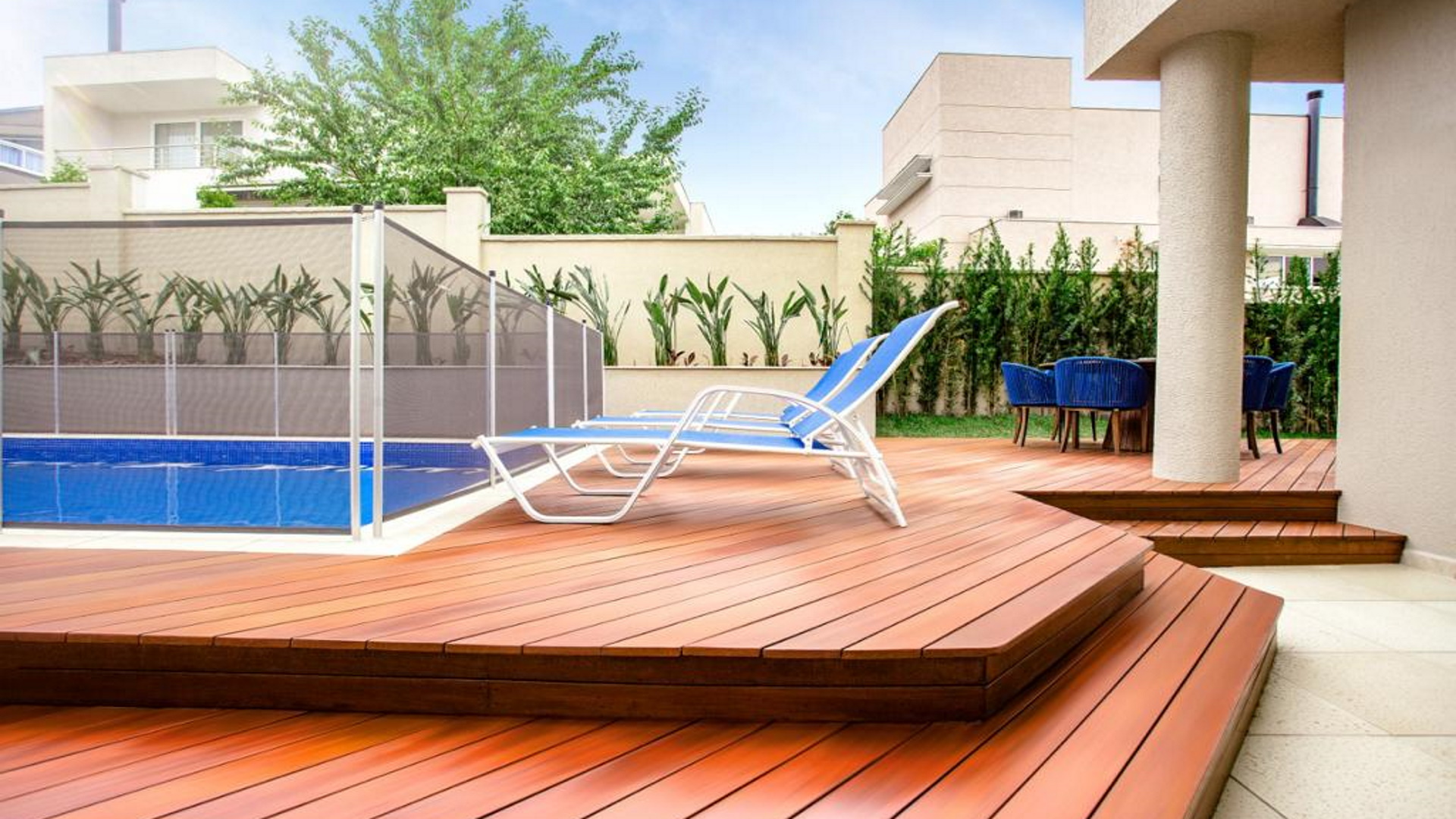 Água da piscina não estraga a madeira: os decks da Scrock são feitos com madeiras secas de origem florestal, com espaço de 3mm entre as réguas. Mesmo com eventual dilatação, estética da área se mantém inalterada. 