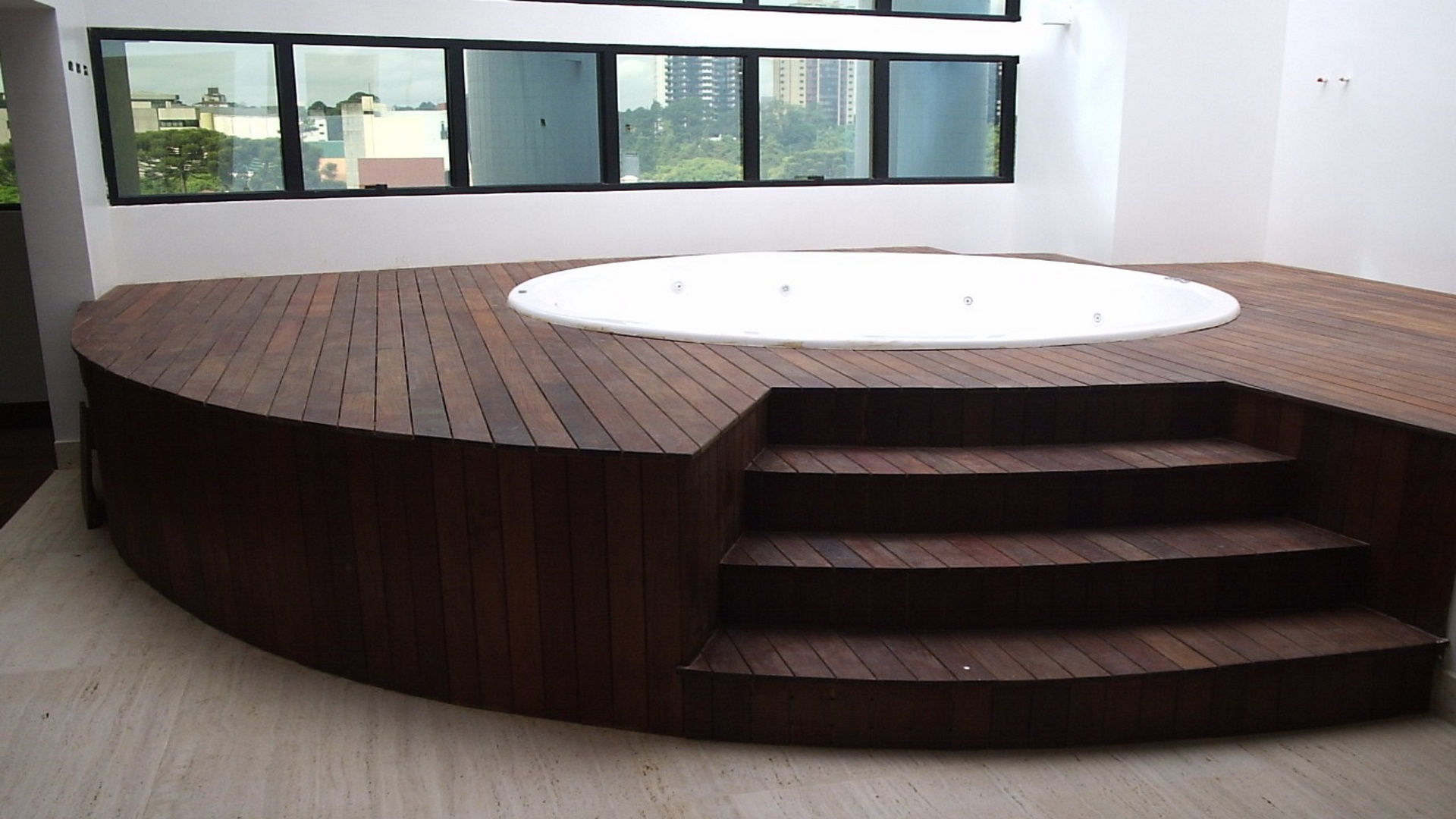 A utilização do piso de madeira garante requinte e sensação de aconchego ao ambiente. 