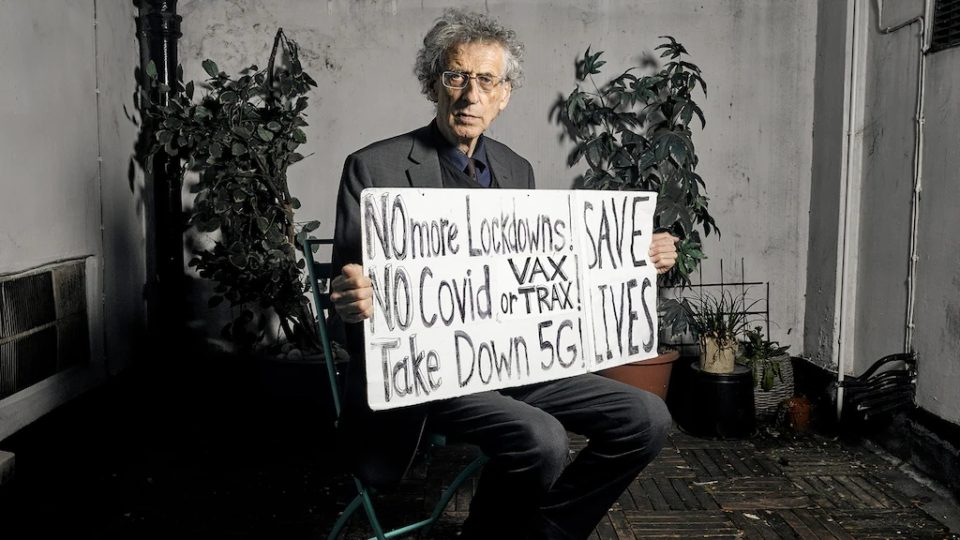 ‘A Conspiração Antivacina’: as grandes virtudes e pequenos defeitos do documentário Piers Corbyn, irmão do político marxista inglês Jeremy Corbyn, é um dos maiores nomes do movimento antivacina no Reino Unido