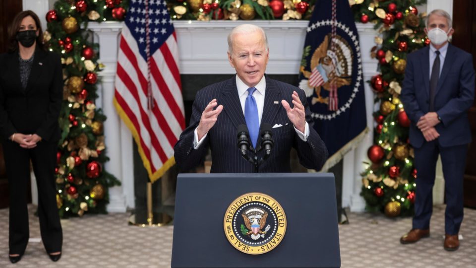 Biden nega “pânico” com ômicron e descarta medidas adicionais Presidente americano disse que, com uso de máscaras e vacinação, não haverá “necessidade” de lockdowns nos EUA