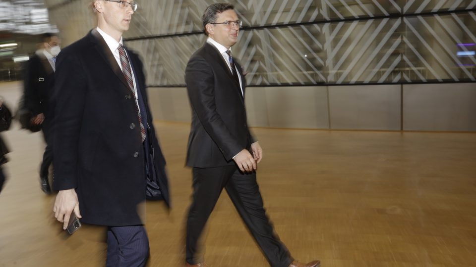 Ucrânia nega ofensiva na região de Donbass e pede ajuda do Ocidente contra a Rússia Chanceler ucraniano Dmytro Kuleba apontou que, com toda a infraestrutura militar transportada para a fronteira, Rússia poderia realizar ofensiva de um dia para o outro