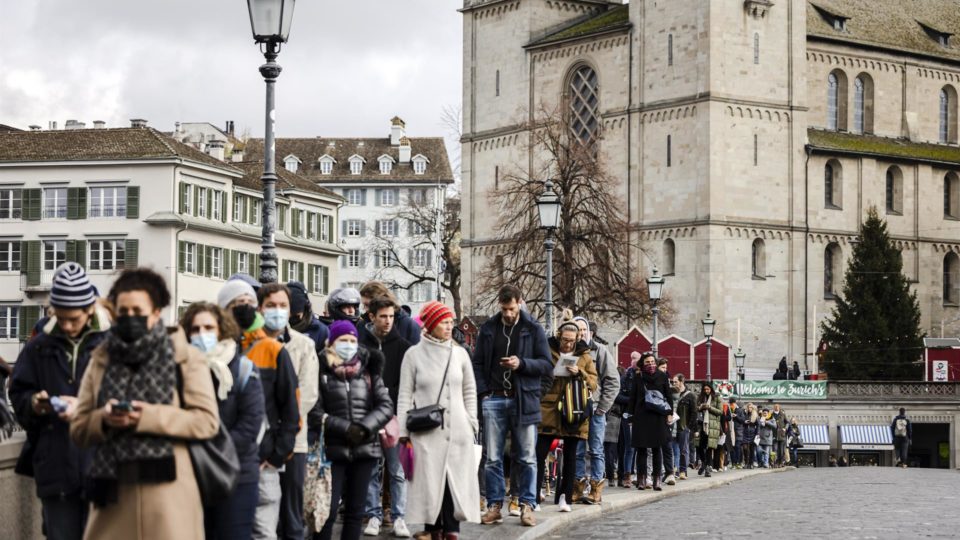 A democracia suíça e o passaporte sanitário Eleitores fazem fila para votar em referendo sobre três questões, incluindo o “passaporte sanitário” da Covid-19, em Zurique, Suíça, 28 de novembro