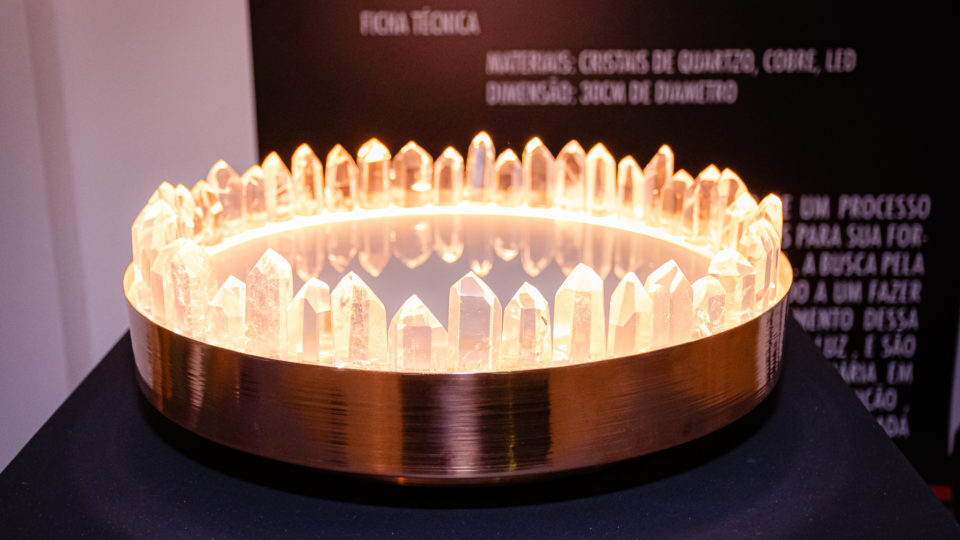 Nove ateliês de design e arquitetura de renome assinam luminárias artísticas exclusivas Luminária Kripton, do designer e engenheiro Carlos Alcantarino para o projeto “Iluminar com Arte”