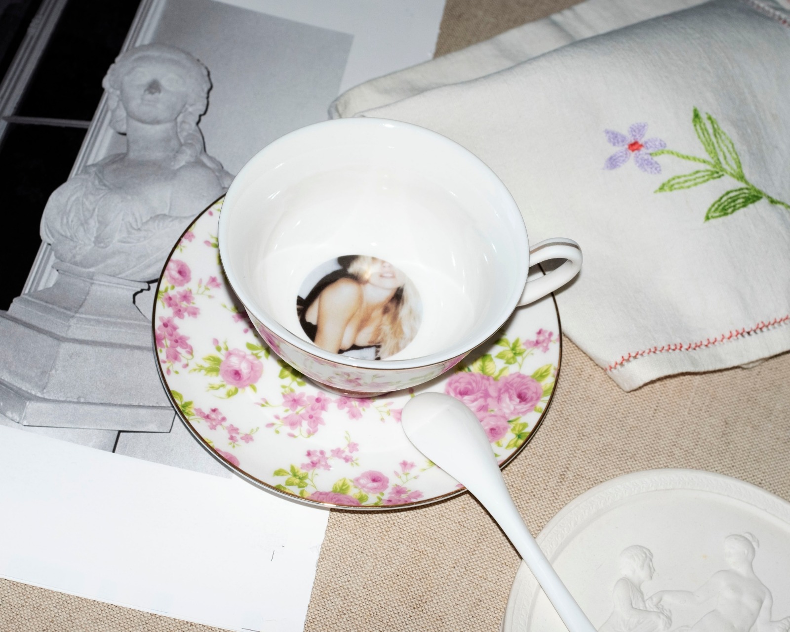 A Seletti apresenta sua coleção de xícaras com imagens sensuais