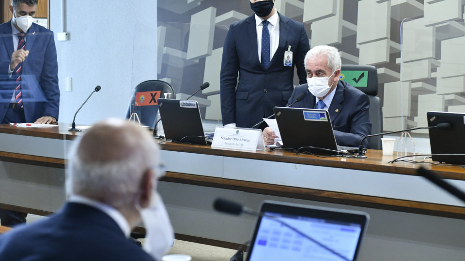 Pedido de vista adia votação de projeto que muda a política de preços da Petrobras Comissão de Assuntos Econômicos do Senado concedeu pedido de vista ao projeto nesta terça-feira (30)