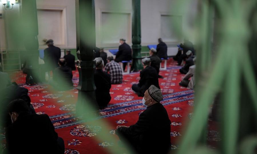 Documentos vazados ligam líderes de alto escalão da China à repressão aos uigures Uigures oram em mesquita na Região Autônoma Uigur de Xinjiang, oeste da China, durante viagem organizada pelo regime para jornalistas internacionais, em Kashgar, 19 de abril