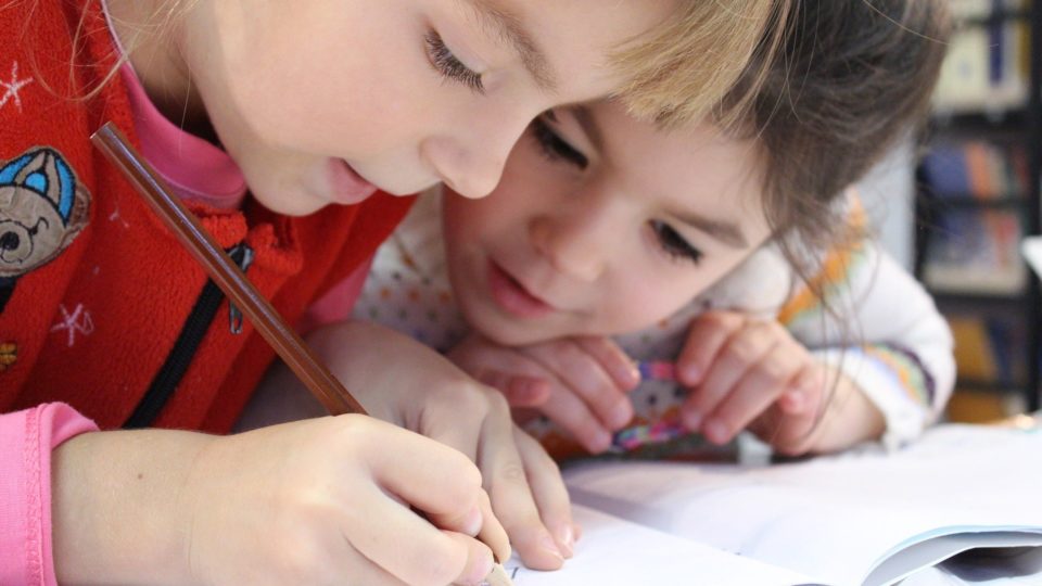 Habilidades socioemocionais devem ser desenvolvidas ainda na infância.