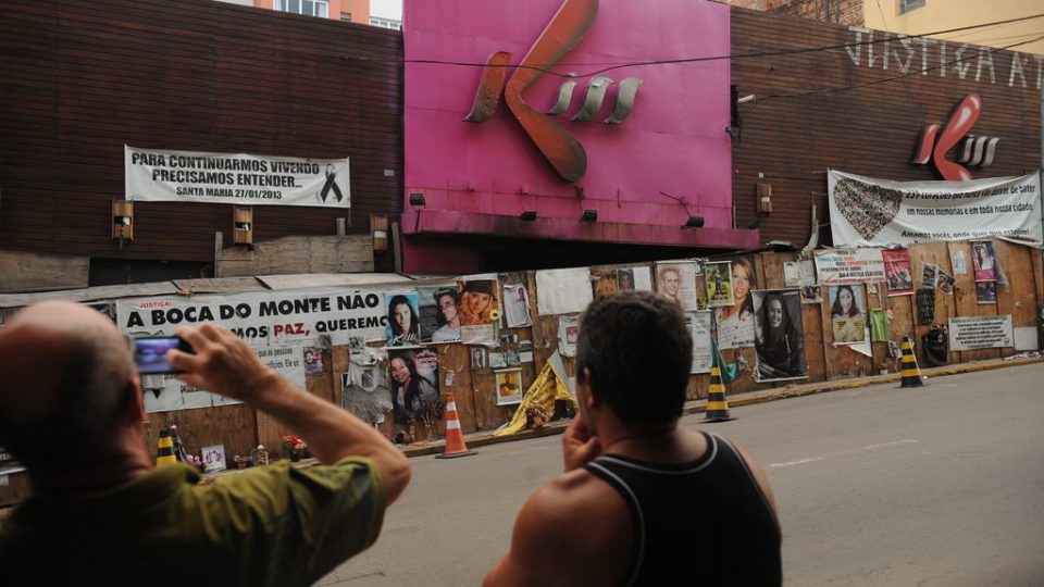 Carta psicografada e o desrespeito ao luto no caso da Boate Kiss Incêndio da Boate Kiss deixou 242 mortos