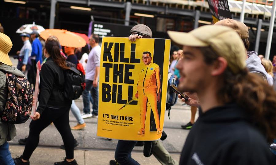 Ômicron: é simplismo culpar não-vacinados pelo surgimento da variante Manifestantes protestam contra vacinação obrigatória e medidas de bloqueio em Melbourne, Austrália, em 20 de novembro de 2021.