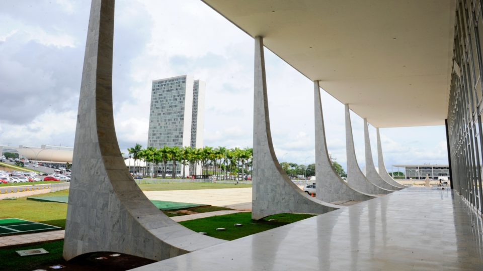 Sob pressão do Judiciário, projeto que limita “supersalários” está parado no Senado supersalários