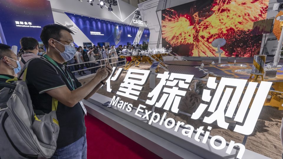 Argentina e China ampliam cooperação em ciência espacial, nuclear e defesa Estande do programa espacial chinês em feira realizada no país: Argentina e China tem histórico da colaboração na área