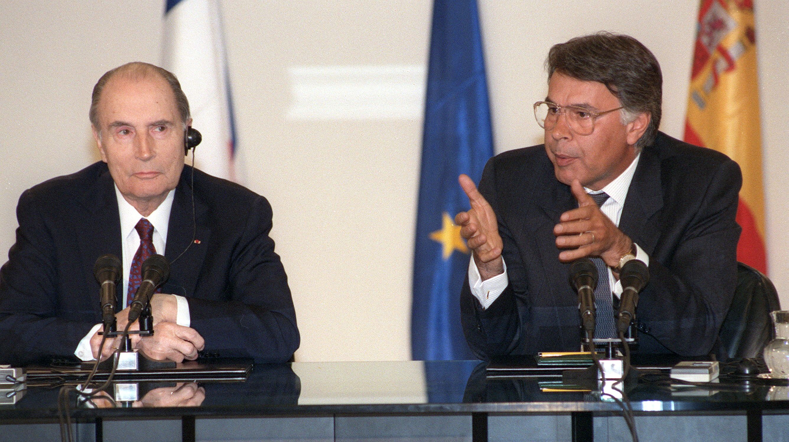 O presidente francês François Mitterrand (à esquerda), e o primeiro-ministro espanhol Felipe González (à direita), em foto de maio de 1992.