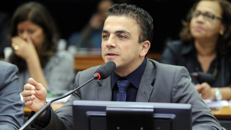 Após pedido de Lira, votação do relatório da PEC da prisão em 2ª instância é adiada Logo na abertura dos trabalhos de hoje o presidente da Comissão, deputado Aliel Machado (PSB-PR), afirmou que o adiamento ocorreu após um pedido do presidente da Câmara, Arthur Lira (PP-AL).