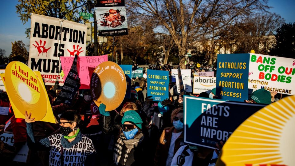 Suprema Corte ouve argumentos em caso que pode mudar legislação sobre aborto nos EUA Manifestantes a favor do aborto e pró-vida do lado de fora da Suprema Corte americana, nesta quarta-feira