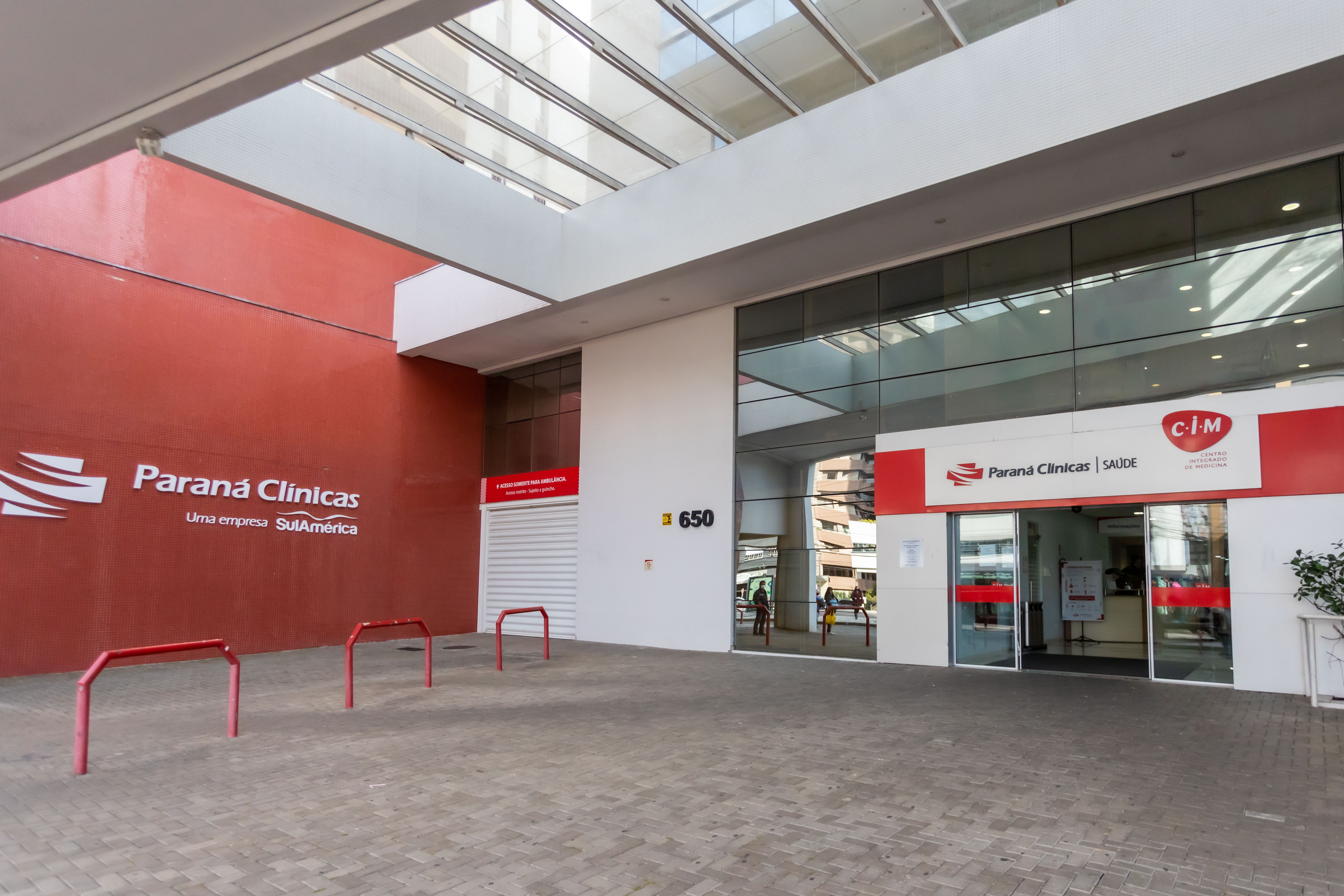 Fachada de um Centro Integrado de Medicina da Paraná Clínicas