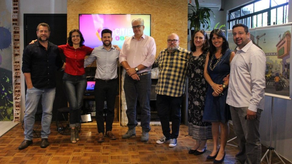 iCities Kids: projeto de cidades inteligentes ensina crianças para reeducar os adultos Evento de lançamento do iCities Kids reuniu diretores do iCities e membros da Anamob.