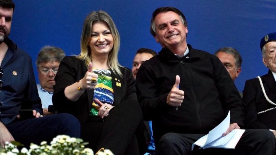 Quais bolsonaristas do Paraná devem seguir o presidente e se filiar ao PL A deputado Aline Sleutjes ao lado de Bolsonaro em evento em Ponta Grossa.