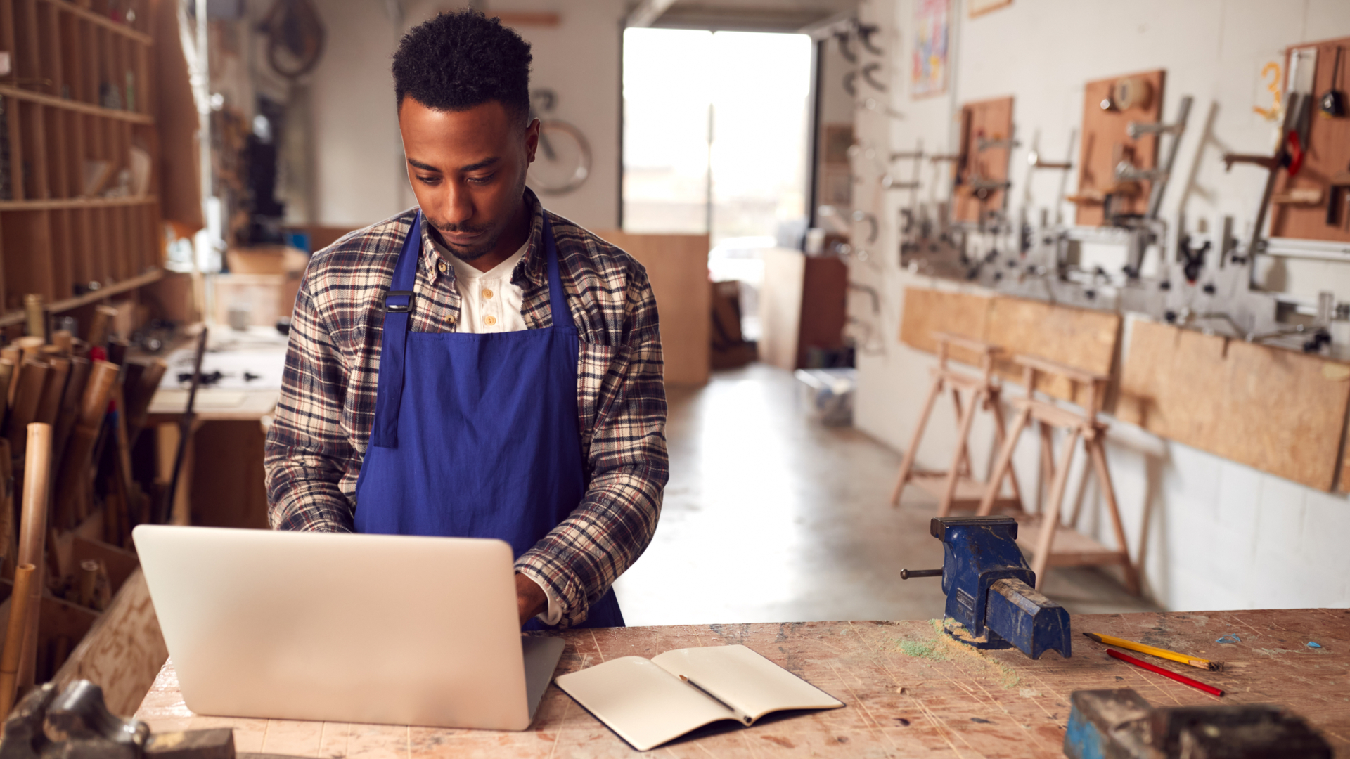 O marceneiro conta hoje com a ajuda de programas de computador capazes de otimizar as etapas de fabricação de móveis.