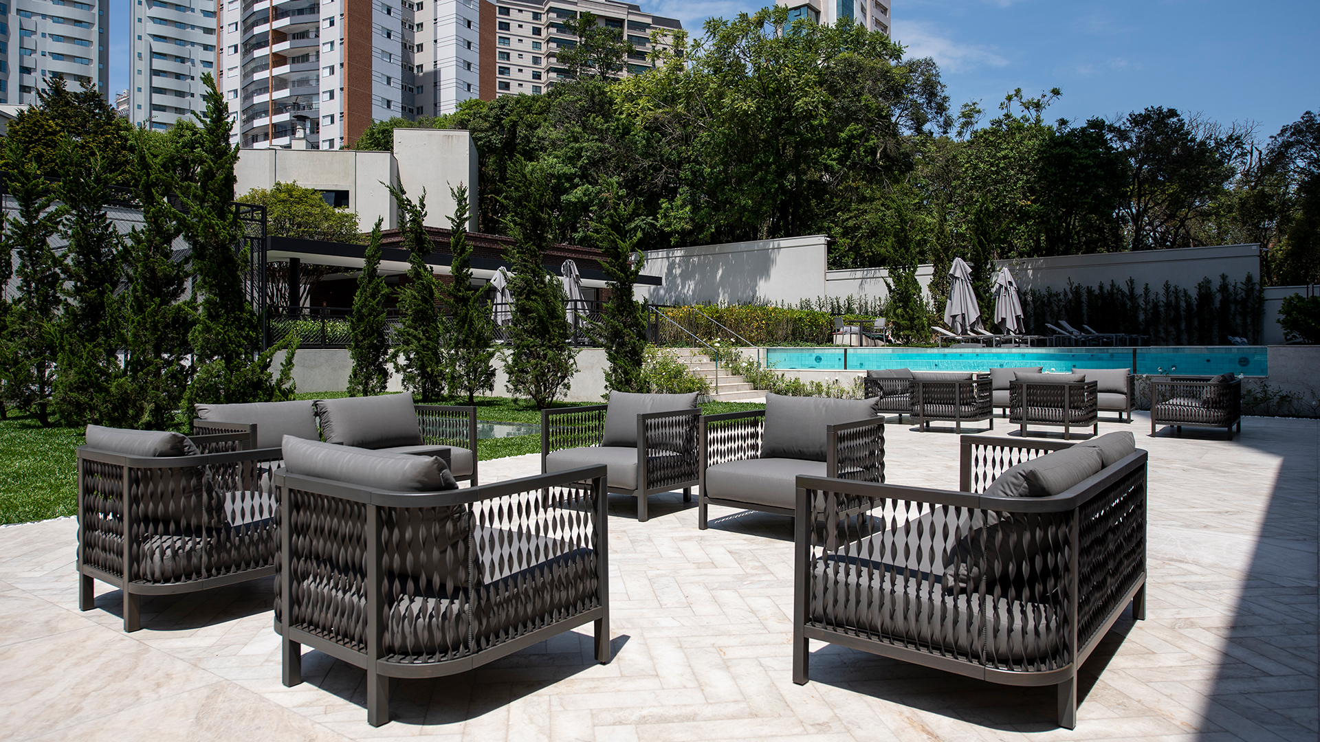 Design refinado, com toque de artesanal e qualidade incontestável: conheça os móveis da Saccaro Curitiba.