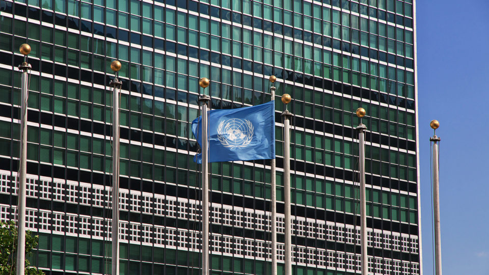 Sede da ONU em NY é isolada após relatos de homem armado em frente ao edifício A sede da ONU em Nova York foi isolada enquanto a polícia negocia com homem armado em frente ao edifício