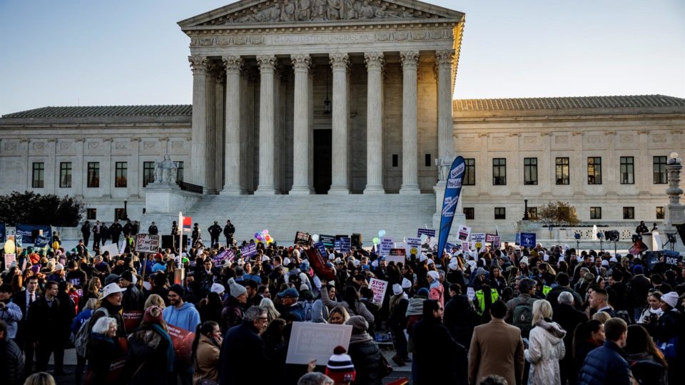 Suprema Corte dos EUA ouve argumentos no maior caso sobre aborto desde Roe. Esses são os principais pontos Manifestantes pró-vida e pró-aborto se reúnem em frente à Suprema Corte dos Estados Unidos durante sessão que ouviu argumentos de caso que pode restringir lei de aborto no país