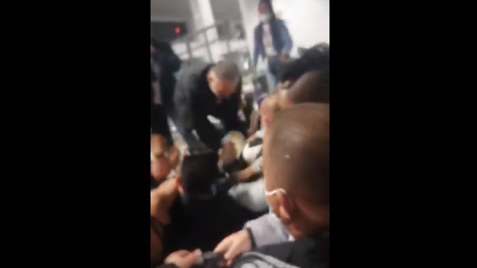 “Nova onda”: centenas de cubanos buscam refúgio na Grécia Vídeo divulgado nas redes sociais mostra imigrantes cubanos sendo presos no aeroporto da ilha grega de Zakynthos, no final de outubro