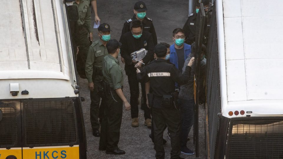 China usa legislação da era colonial britânica em Hong Kong para perseguir ativistas O ativista pró-democracia Tam Tak-chi é o primeiro réu acusado de sedição em Hong Kong desde o final da era colonial, em 1997