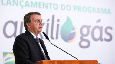 Bolsonaro regulamenta auxílio gás para famílias de baixa renda Jair Bolsonaro