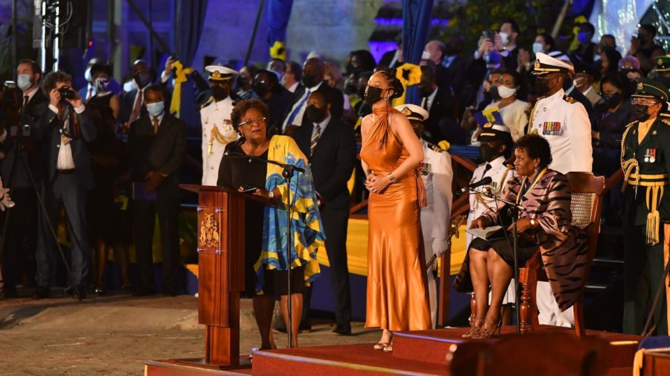 A primeira-ministra de Barbados, Mia Amor Mottley (esq.), ao declarar a cantora Rihanna (centro) heroína nacional, na presença da presidente do país, Sandra Mason (dir.), 30 de novembro