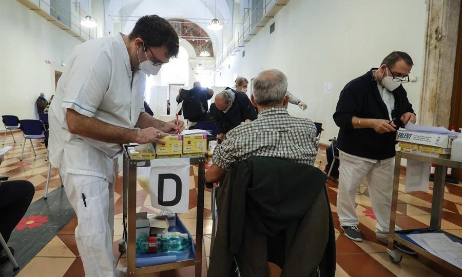 Italiano é acusado de tentar receber vacina contra Covid-19 em braço falso Profissionais da saúde aplicam doses de reforço de vacina contra a Covid-19 em posto de vacinação em Roma, Itália, 21 de novembro