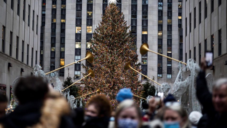 OMS diz que ainda não há casos de mortes pela ômicron e que variante se propagará pelo planeta Turistas com máscaras visitam árvore de Natal no Rockfeller Center, em Nova York, EUA, 2 de dezembro. OMS diz que variante ômicron do coronavírus deve se propagar pelo mundo como a delta