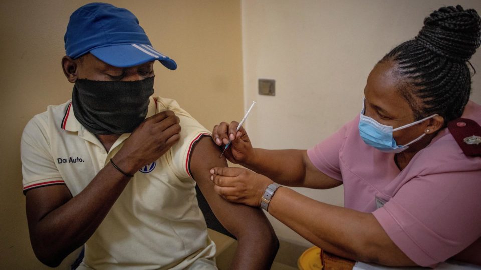 Ômicron tem capacidade de reinfecção três vezes maior que outras variantes, diz estudo Vacinação contra a Covid-19 em Joanebusrgo: Ministério da Saúde da África do Sul anunciou que o país entrou na quarta onda de contágio