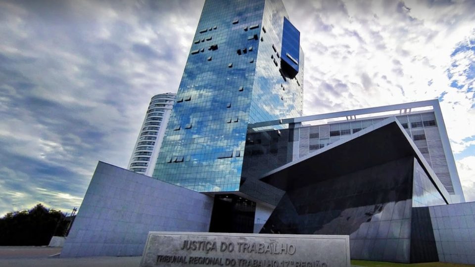 A reforma do Judiciário: obras faraônicas nos tribunais somam R$ 3 bilhões Fachada do edifício-sede do TRT17, em Vitória.