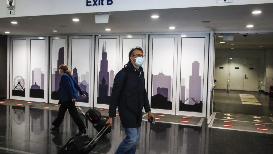 Teste negativo de um dia antes será exigido a partir de segunda-feira para entrar nos EUA Saída da área de desembarque internacional no Aeroporto O’Hare, em Chicago