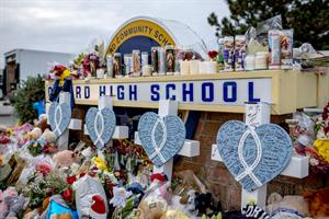 Polícia prende pais de adolescente que matou quatro jovens em escola dos EUA Massacre em escola de Michigan acaba com quatro mortos e sete feridos.