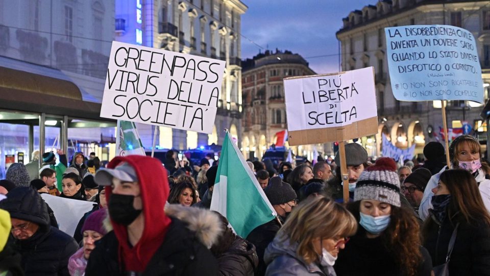 Europa volta a registrar protestos contra restrições impostas para conter a Covid-19 Pessoas participam de um protesto contra o passaporte sanitário do coronavírus em Torino, Itália, 4 de dezembro de 2021.