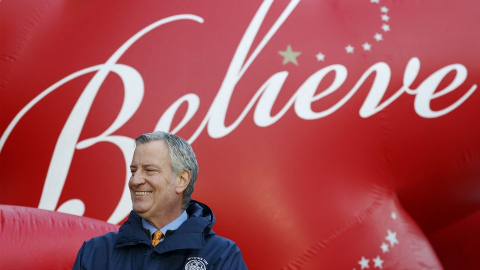 Prefeito anuncia vacinação obrigatória para o setor privado em Nova Iorque O prefeito Bill de Blasio, durante a tradicional parada de Ação de Graças em Nova Iorque, no final de novembro