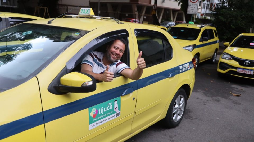 “Você aí, ô branquinho, onde é que se doa sangue?” A crônica se chama “Um Doador Universal” e tem como personagem principal um taxista carioca lá daquele jeitão dele, meio grosseiro, meio atrevido, meio ruidoso demais para meus ouvidos curitibocas.