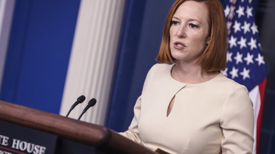 EUA confirmam boicote diplomático aos Jogos de Inverno de Pequim A secretária de imprensa da Casa Branca, Jen Psaki, afirmou que a medida é resposta a violações de direitos humanos em Xinjiang, entre outras