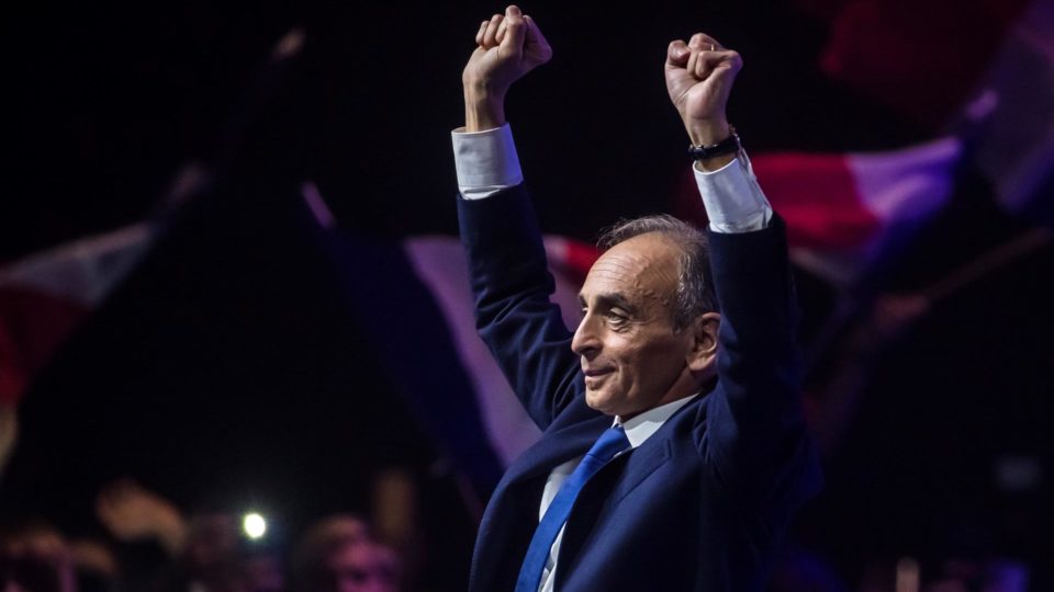 Quem é Éric Zemmour, o candidato de direita a presidente da França atacado em comício Em comício no fim de semana, candidato foi agarrado pelo pescoço enquanto se dirigia para o palco para discursar