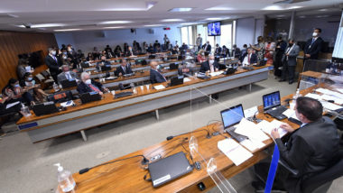 Projeto que muda política de preços da Petrobras é aprovado em comissão do Senado Sessão da CAE do Senado nesta terça-feira (7): aprovado pela comissão, projeto que muda a política de preços da Petrobras agora vai a plenário.
