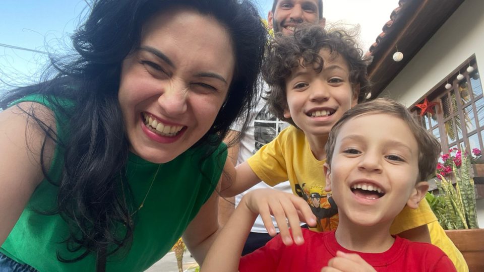 Regiane e a família conseguiram conduzir as aulas durante a pandemia graças à parceria com a escola.