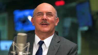 Ministro da Educação, Milton Ribeiro, assina a MP com o presidente Bolsonaro