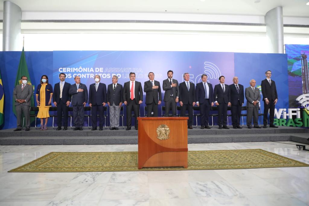 Governo assina contratos de concessão do 5G com empresas vencedoras do leilão.