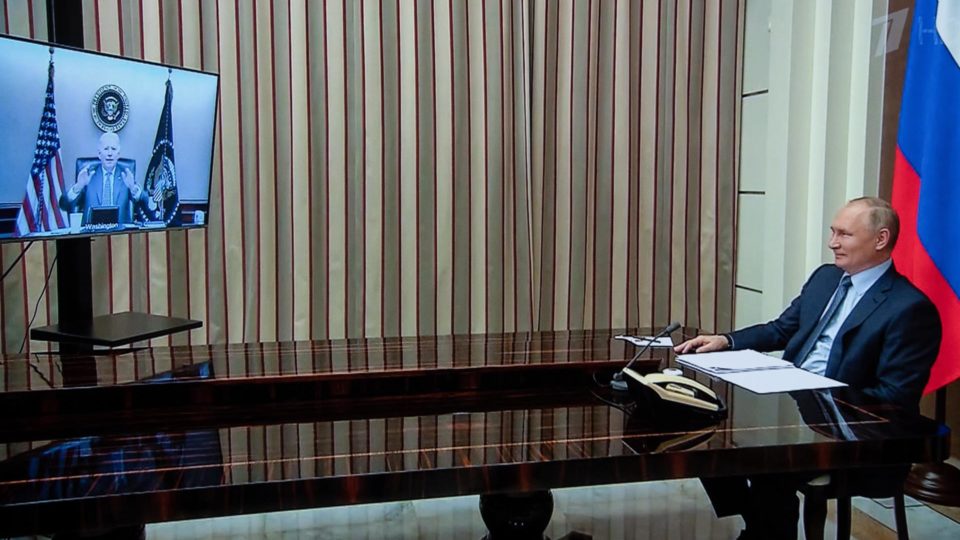 Biden avisa Putin que EUA serão mais agressivos em caso de nova invasão à Ucrânia Concentração de tropas russas na fronteira ucraniana foi tema central da conversa entre presidentes dos Estados Unidos e da Rússia nesta terça-feira