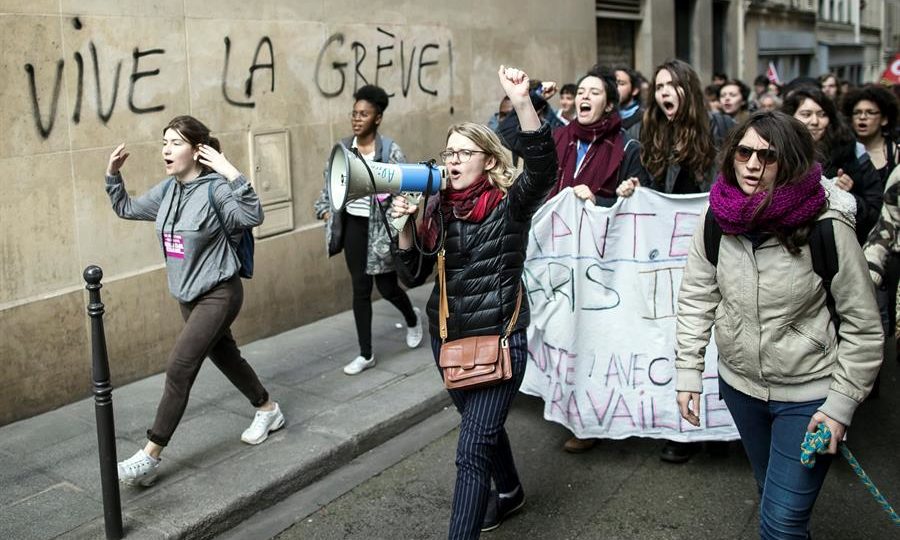 Base eleitoral da esquerda mudou da classe pobre para uma elite diplomada no último século Estudantes universitários franceses protesto contra as reformas educacionais perto da Universidade Sorbonne, em Paris, França, em 10 de abril de 2018: as universidades são cada vez mais dominadas pela esquerda, especialmente nas áreas socioculturais