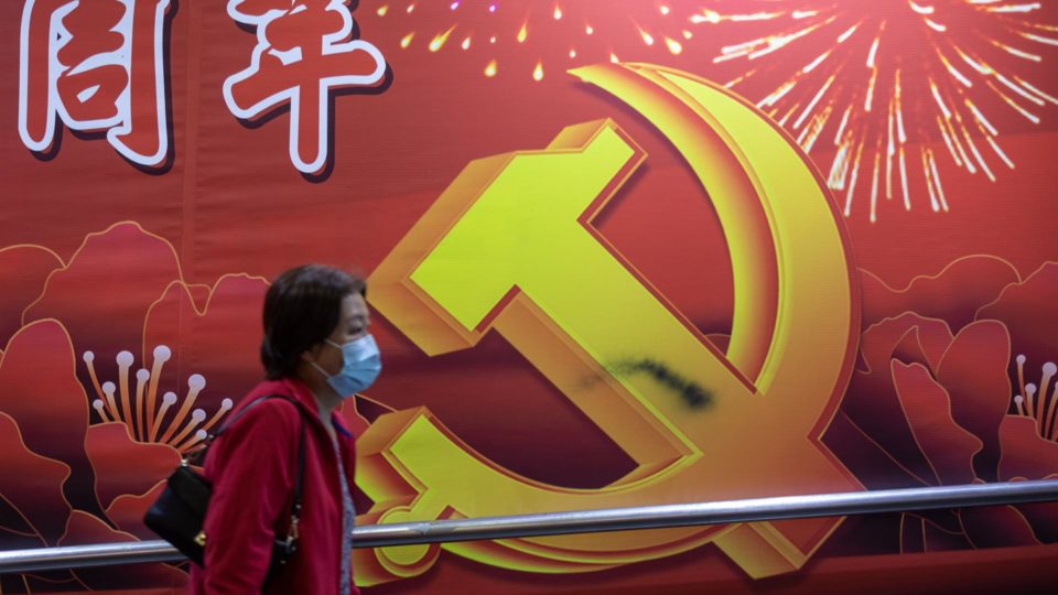 Em documento, China defende sua “democracia que funciona” e alfineta EUA Pôster comemorativo dos cem anos do Partido Comunista da China, em Hong Kong